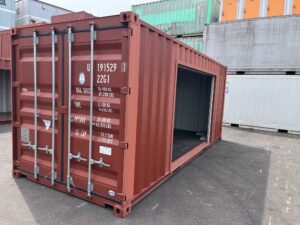 【横浜】高年式20FTドライスチールコンテナ　右中央3Mシャッター付き(U1915291)