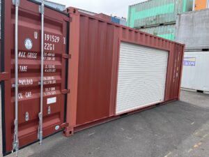 【横浜】高年式20FTドライスチールコンテナ　右中央3Mシャッター付き(U1915291)