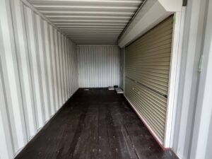 【横浜】高年式20FTドライスチールコンテナ　右中央3Mシャッター付き(U1915291)