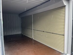 【横浜】中古20FTドライスチールコンテナ　右パネル フルシャッター付き(U2824705)