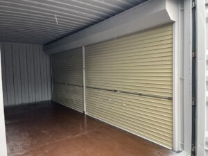 【横浜】中古20FTドライスチールコンテナ　右パネル フルシャッター付き(U1412080)