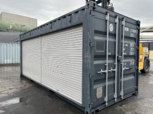 【横浜】高年式20FTドライスチールコンテナ　左パネル フルシャッター付き(NEWU2198997)