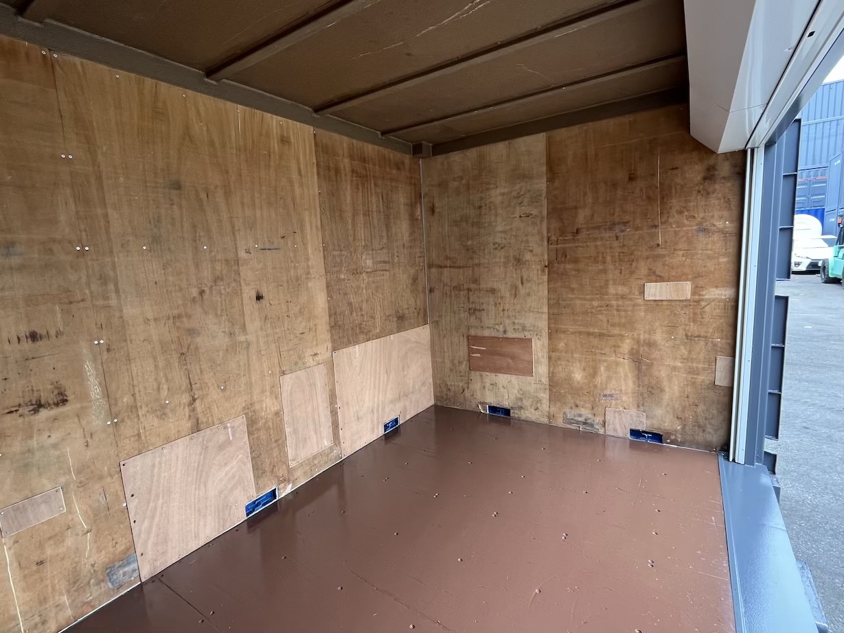 【横浜】中古12FTドライスチールコンテナ　外装塗装、ドア面シャッター付き(DM80425)