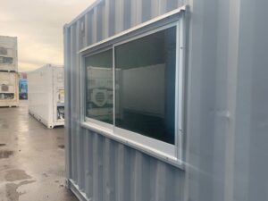 【神戸】中古20ftドライスチールコンテナ　グレー塗装、片開きドア、引き違い窓付き　TKCU3434091