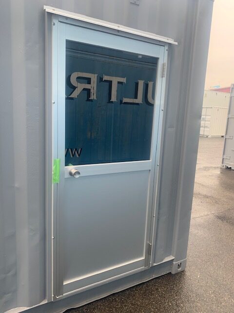 【神戸】中古20ftドライスチールコンテナ　グレー塗装、片開きドア、引き違い窓付き　TKCU3434091