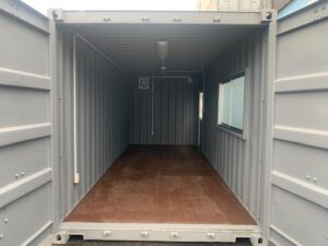 【神戸】中古20ftドライスチールコンテナ　グレー塗装、片開きドア、引き違い窓付き　TKCU3434091