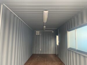 【神戸】中古20ftドライスチールコンテナ　グレー塗装、片開きドア、引き違い窓付き　TKCU3434091