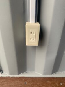 【神戸】中古20ftドライスチールコンテナ　グレー塗装、片開きドア、引き違い窓付き　TKCU3434091