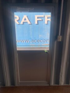 【神戸】中古20ftドライスチールコンテナ　グレー塗装、片開きドア、引き違い窓付き　TKCU3434091