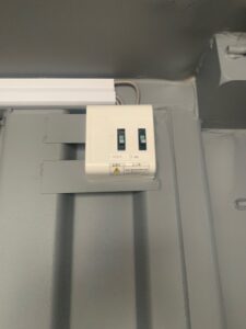 【神戸】中古20ftドライスチールコンテナ　グレー塗装、片開きドア、引き違い窓付き　TKCU3434091