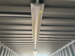 【神戸】中古20ftドライスチールコンテナ　グレー塗装、片開きドア、引き違い窓付き　TKCU3434091